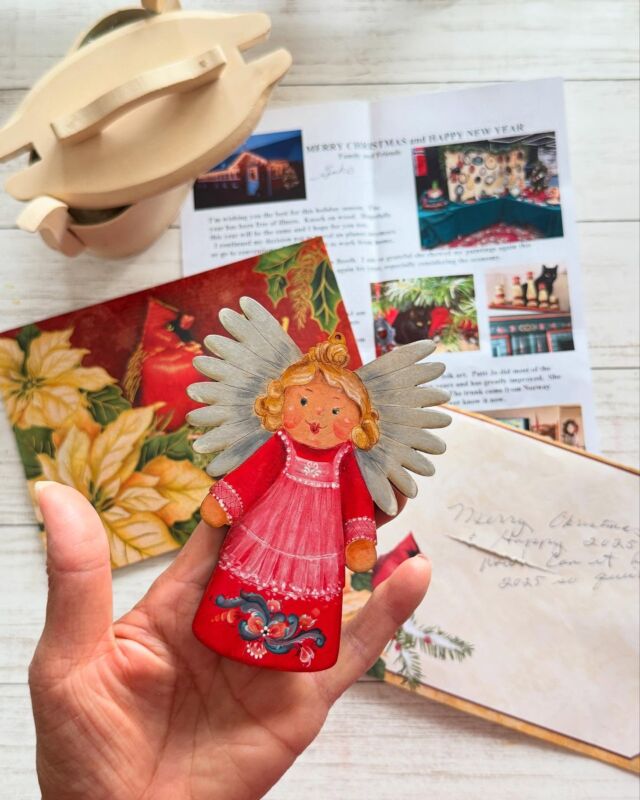トールペイントの巨匠、ゲール・オーラムから素敵なプレゼント🎁が届きました！🌟
箱の中には、かわいいエンジェルのオーナメント、たくさんのクッキー🍪やブラウニー、そして私の大好物のスパイスピーカン🥜も入っていました！💕

2枚目は、パッケージ📦開けてる所の動画です。

ゲールは毎年欠かさずこの特別なギフトを送ってくれます。本当に感謝しかありません🙏✨
彼女は私の友人であり、先生であり、ローズマリングやヨーロピアンフローラルの素晴らしい指導者です🎨
高齢になった今もなお、彼女のエネルギーと情熱には驚かされます。

今年、彼女の深雪スタジオさん主催のローズマリングオンラインセミナーは30分で2日間満席になるほど、人気のあるペインターです。来年も日本のペインターさんにオンラインセミナーをと考えています。

これからも元気でペインティングを続けてほしいと心から願っています🌟✨

ゲールを見習って、いつまでもワクワクと情熱を持ってペイントし続けていきたい、と思っています。🎨✨

@ginkosdream #色彩学デザインマイスター #デコラティブペイント #トールペイント
#感謝の気持ち #ゲールオーラム #ペインティング #色彩学 #ストローク #エンジェルオーナメント #スパイスピーカン #ホリデーシーズン #ペイント好きな人と繋がりたい