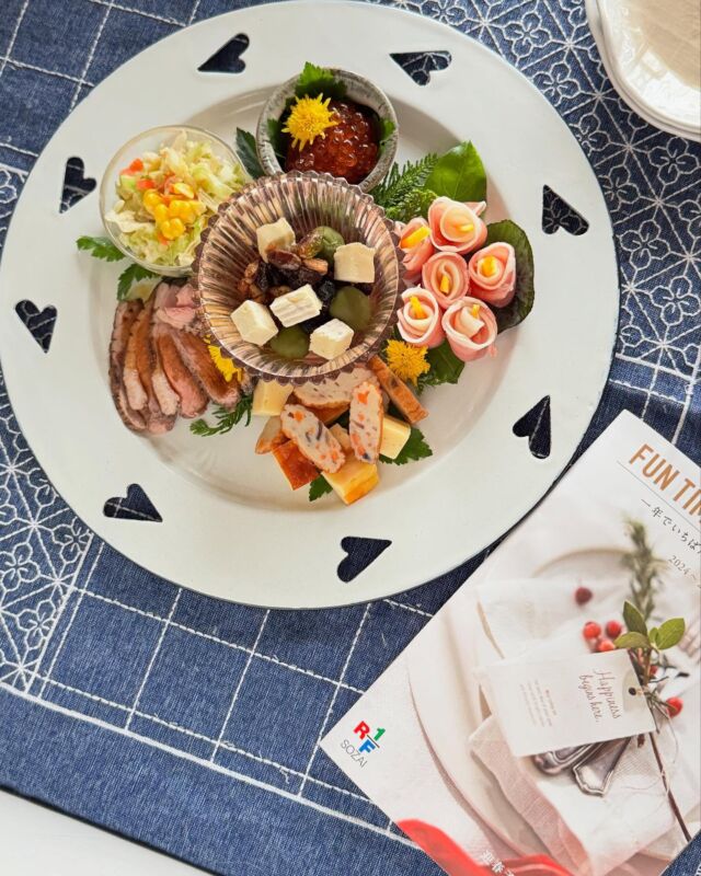 🍱「残り物」も「素敵」に変える、色彩学の魔法🎨✨  RF1のカタログを参考に、お花の形に盛り付けてみました🌸✨ 昨年暮れにRF1の迎春オードブルをお取り寄せしたのですが、ほとんど食べてしまいました。笑  クロスのブルーに合わせたのは、ペイントしたブルーのプレートのワイングラス🍷💙
美味しさと美しさ、どちらも大事✨  でも私たちにとって、大事なのは、
それだけじゃない！ 日常の色に敏感になることで、脳が刺激されて色彩センスがどんどんアップ！🌈  pic1=RF1のカタログを参考に。 pic2=上からお花の形がよく見えるように。 pic3=RF1のカタログの表紙 pic4=参考にしたページ pic5=ペイントしたワイングラスと pic6=ワイングラスのアップ  ❤️RF1のカタログは、おしゃれな盛り付けや配色のヒントや 素敵な撮影のコツがたっぷり詰まったアイデアの宝庫です✨！ 美味しそうな料理が色とりどりにコーディネートされていて、見るだけでワクワクしますよね🌈。 
色彩学やトールペイントを学ぶ上で、食材の色や配置の参考にするのもおすすめです。 写真の撮り方の参考にもめちゃくちゃなります。 日常に色彩の感覚を取り入れる練習にもなります🎨✨ 
🎁RF1のカタログ、２冊、余分があります。 この見るだけで、ワクワクのカタログ、
欲しい方いらっしゃいませんか？ 無料で郵送します。 【 欲しい】とコメントしてね。  ＠ginkosdreamworks
#トールペイント #色彩学  #日常にアートを #おせちアレンジ  #盛り付けアイデア  #色の魔法  #ペベオポーセレン150 #RF1迎春オードブル  #色彩学デザインマスター講座  #色彩学デザインマスター講座 #色彩学デザインマイスター #色彩計画 #トールペインティング 　 #デコラティブペインティング #大高吟子 #ペベオブランドアンバサダー